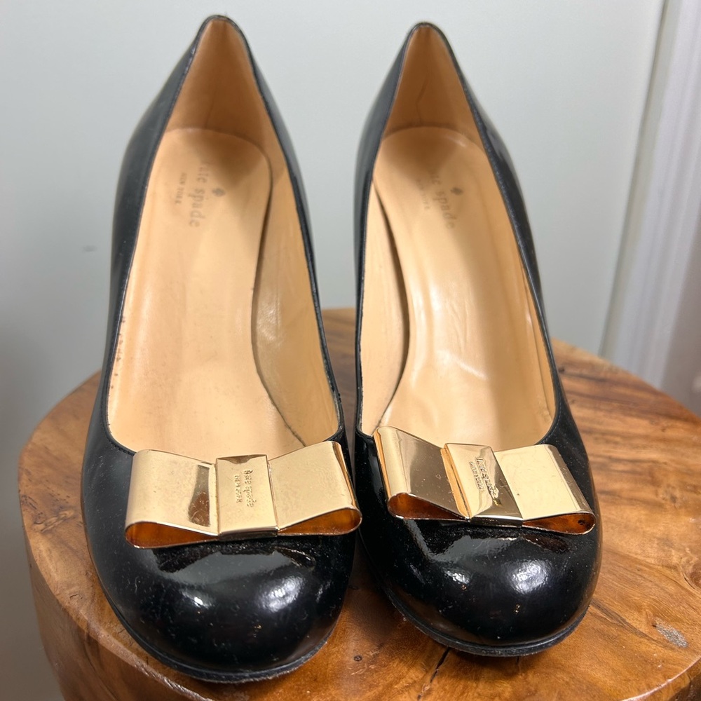 ♠️ Kate Spade Elegant Black Pumps with Gold Accent ♠️ - Picture 2 of 13
